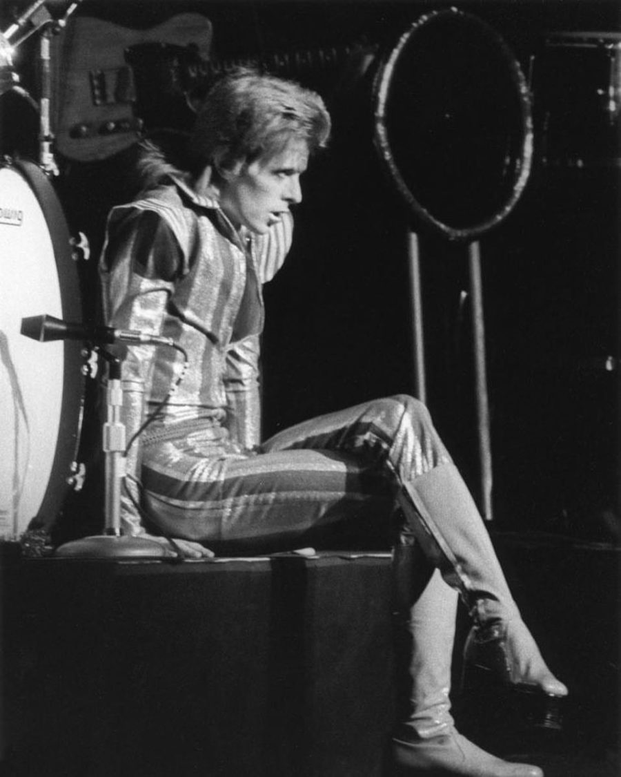 David Bowie como Ziggy stardust sentado en el escenario