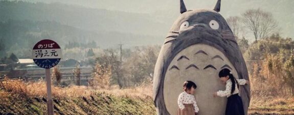 Totoro de tamaño real llega a parada de autobús
