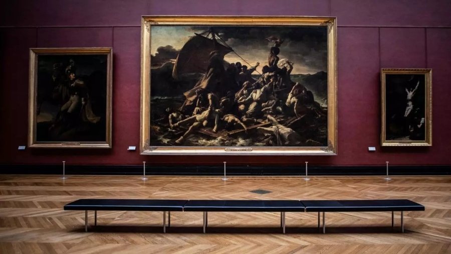 El Museo del Louvre en París muestra 'La balsa de la Medusa', pintado por Theodore Gericault, con el museo cerrado en medio de la pandemia de Covid-19.