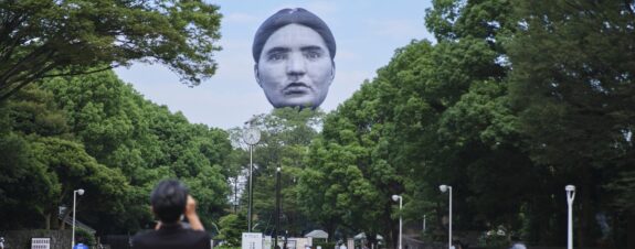 Cabezas humanas gigantes aparecen en ciudades de Tokio