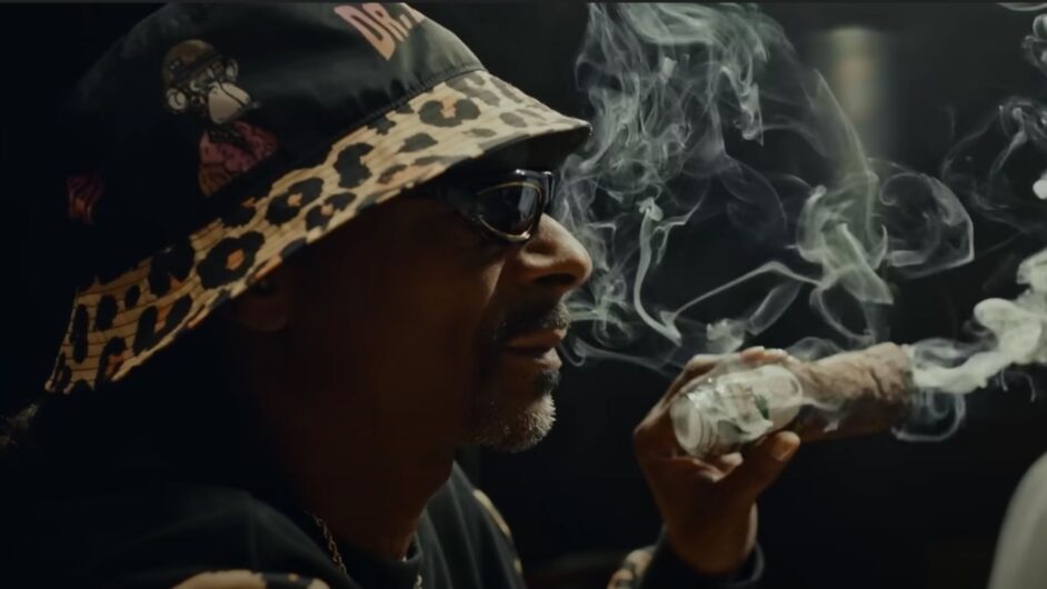 Snoop Dogg fumando weed