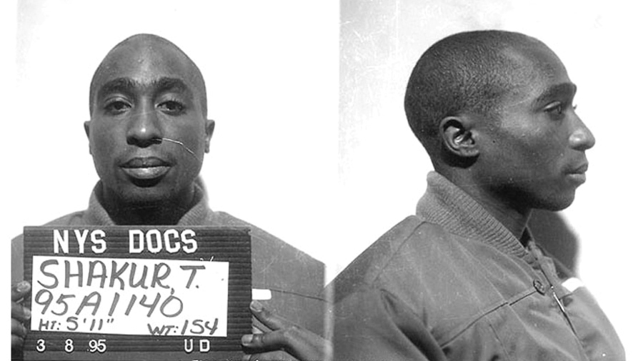 El rapero posa para una foto tomada por la policía tras su detención por acoso en marzo de 1995.