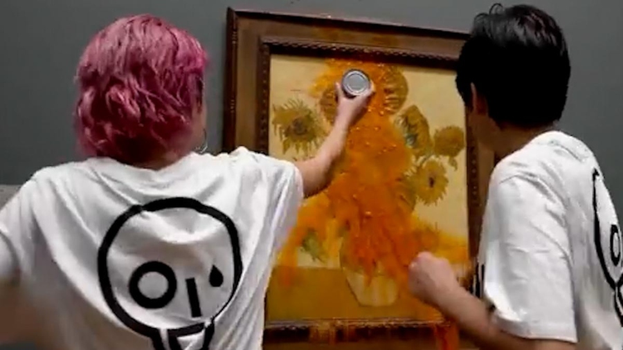 Activistas lanzan sopa sobre pintura "Los Girasoles"