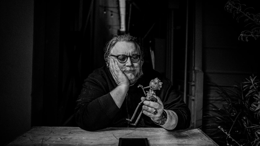 Guillermo del Toro sosteniendo un muñeco de madera