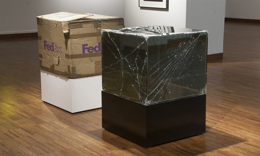 Artista envía por FedEx esculturas destrozadas para exponerlas