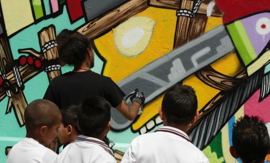 2Alas y Don Rimix crearon murales para una primaria en Querétaro