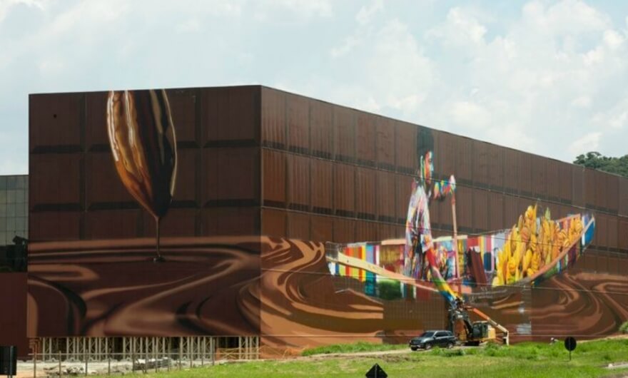 Eduardo Kobra interviene muro de fábrica de chocolate en Brasil, su trabajo más grande hasta el momento