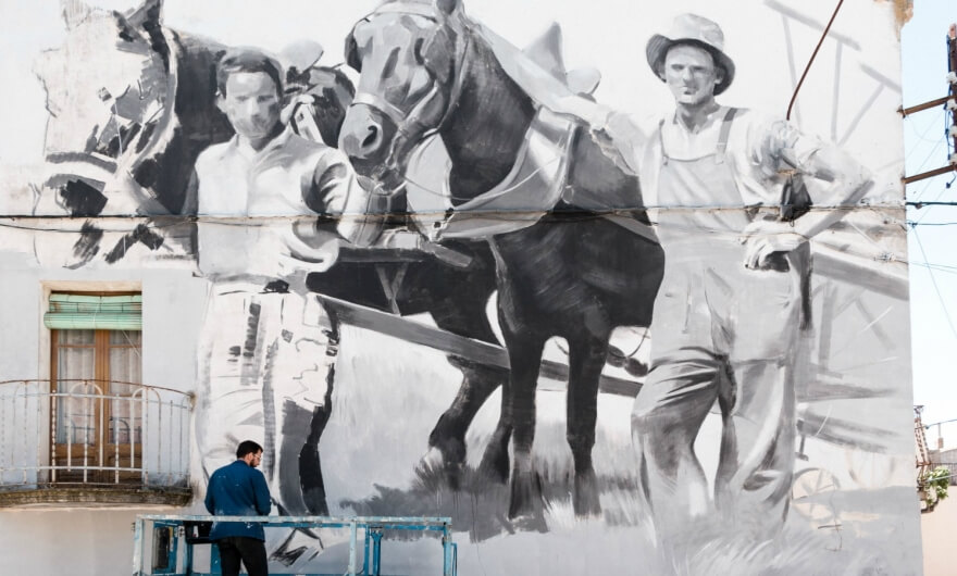 Miquel Wert realiza mural para festival de España: la cultura artística en lo rural