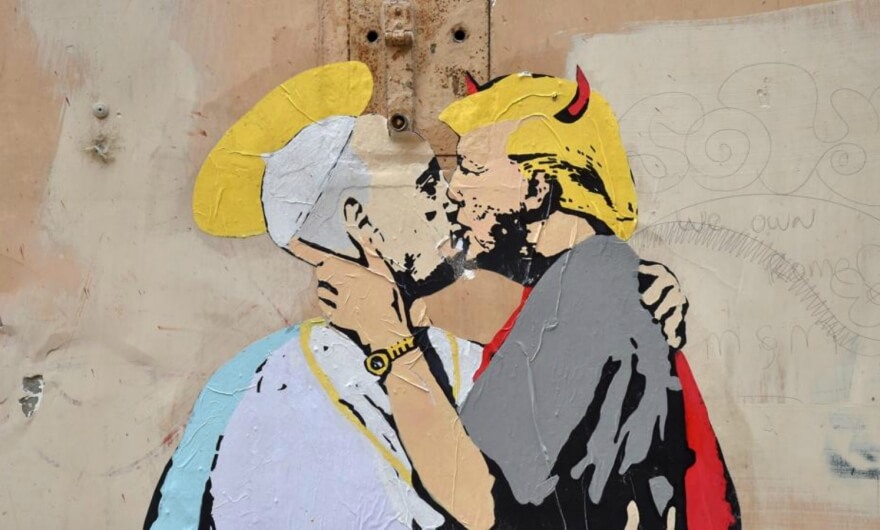 En Roma: ¡mural del Papa y Trump besándose! ?
