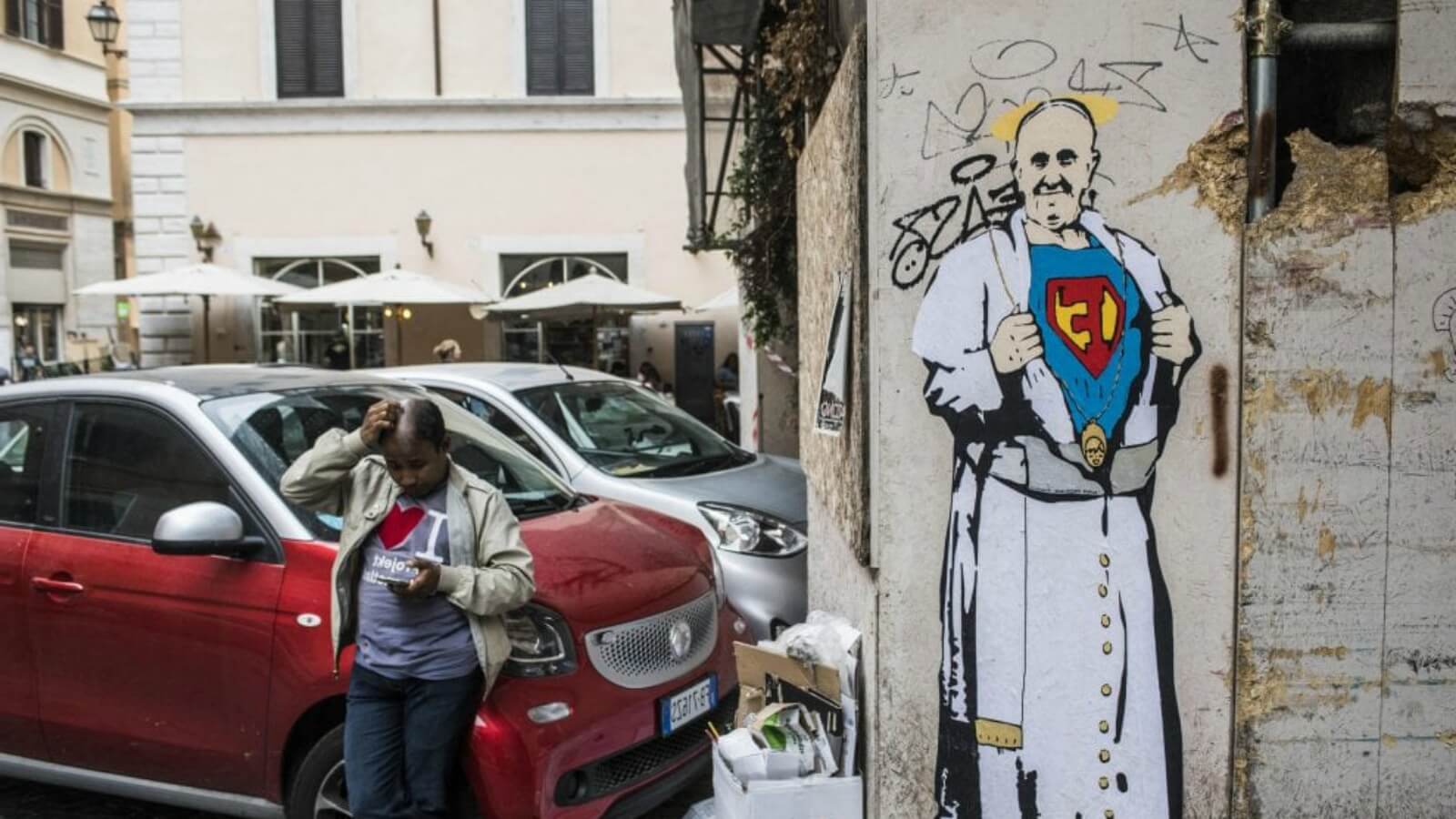 Un grupo de personas se dedican a borrar murales sobre el Papa ?