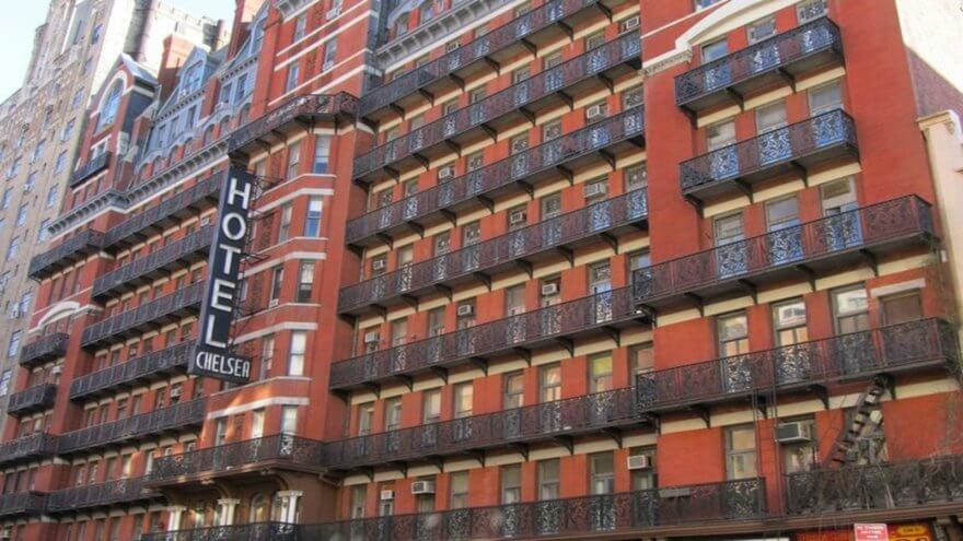 Ahora puedes comprar la puerta de Bob Marley o Andy Warhol del legendario Chelsea Hotel