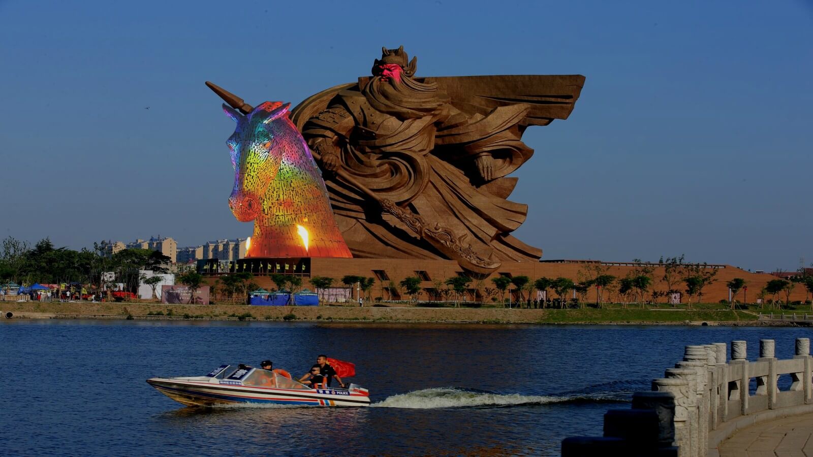 Impresionante escultura de Guan Yu en China