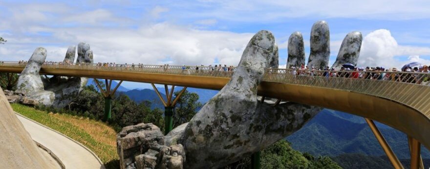 Puente sostenido por manos en Vietnam