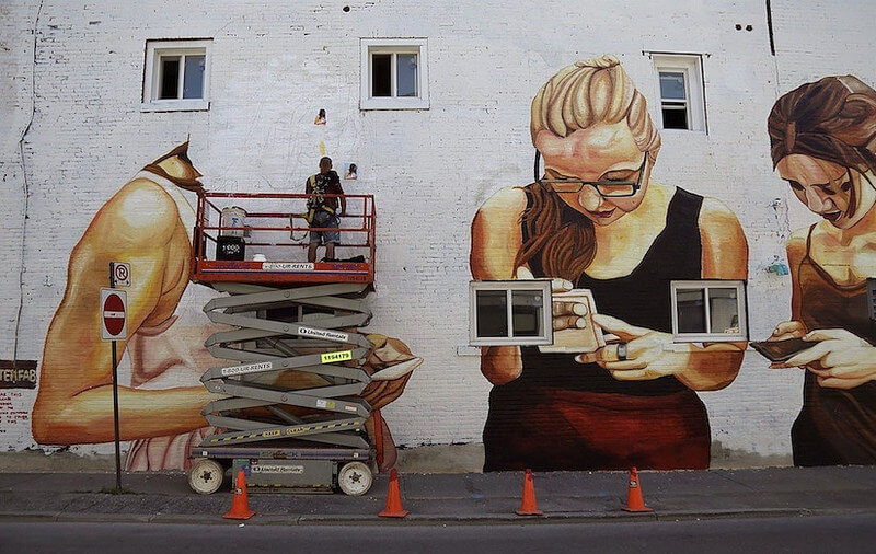 Jupiter Fab es un artista italiano que mediante murales, resalta el uso adictivo de la tecnología. 