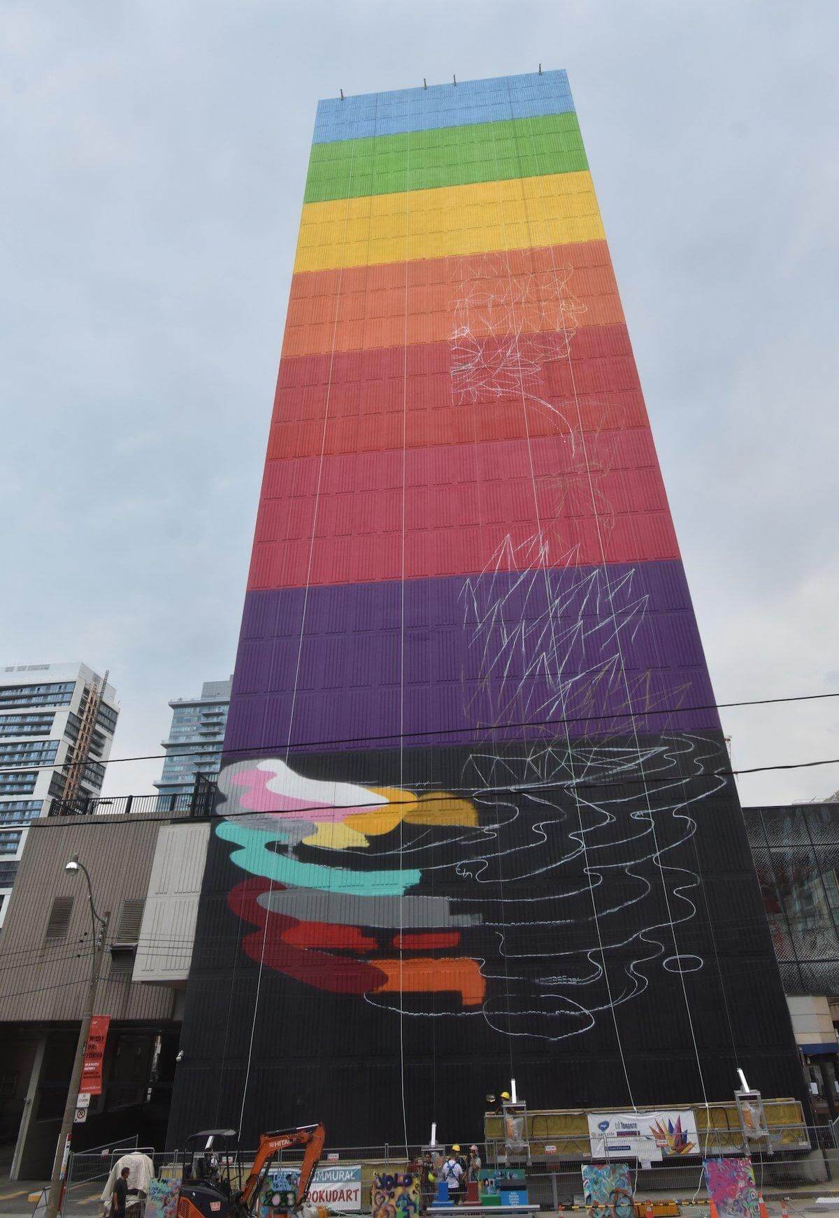 Okuda San Miguel, crea un gigantesco mural en Toronto en celebración a la diversidad, la naturaleza y el conocimiento, en Parkside Student Residence.