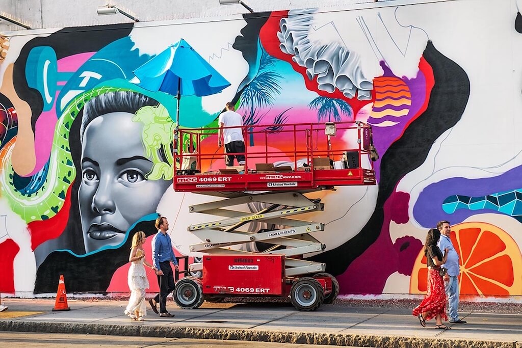 El aclamado artista urbano Tristan Eaton salió a una de las calles más importantes de Nueva York. Con esto, nos referimos al Houston Bowery Wall de Goldman Global Arts. Un muro que ha sido sede para muchos grandes de la industria del street art, desde Obey hasta Keith Haring.
