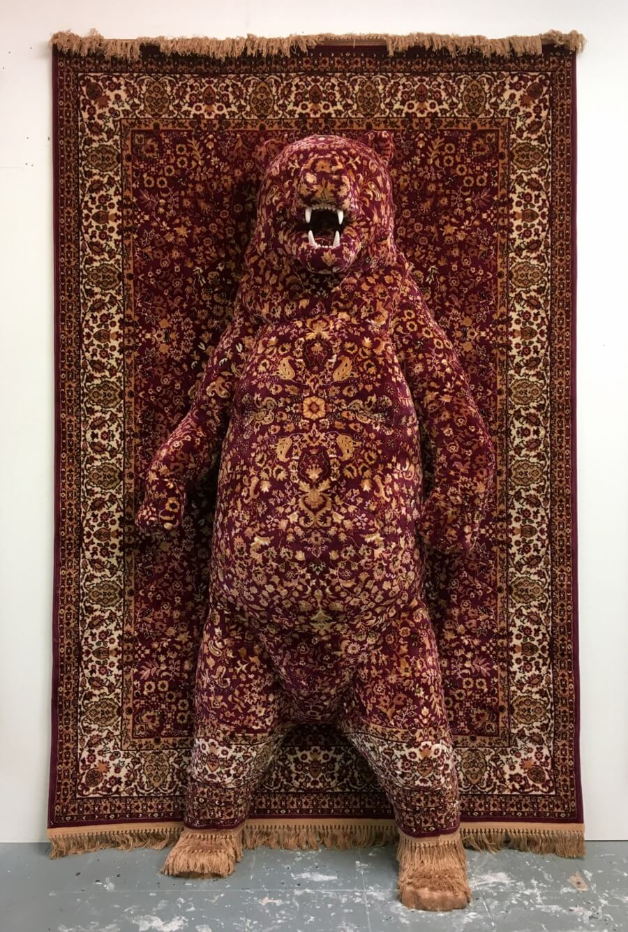 Red bear, esculturas con alfombras prsas