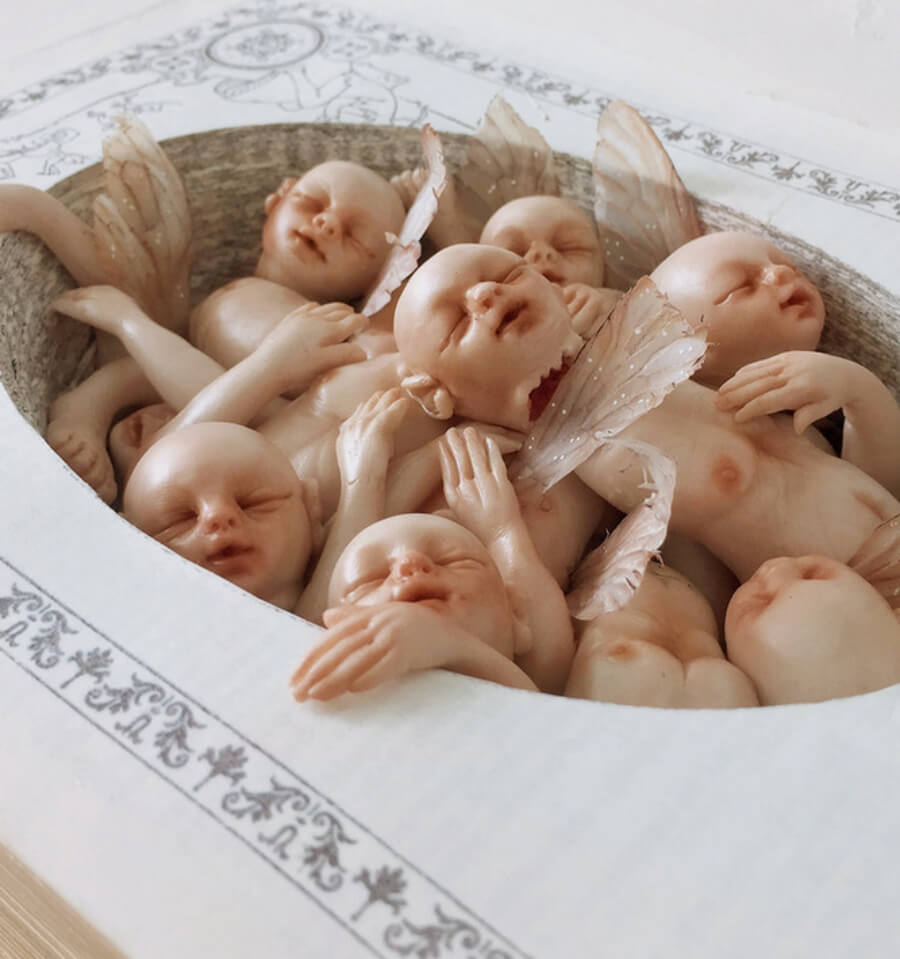 Perturbadora muestra de arte con cabezas y corazones de bebés - ACC