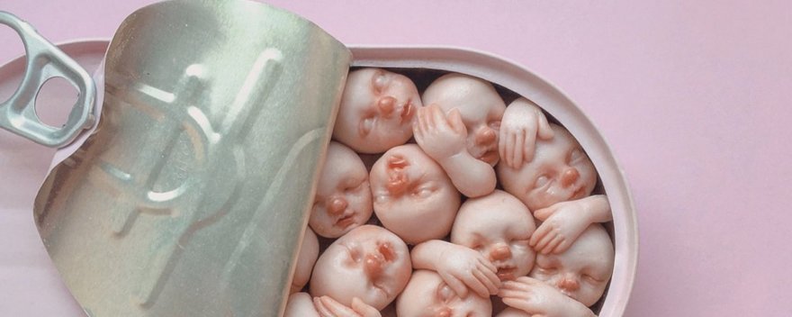 Perturbadora muestra de arte con cabezas de bebés
