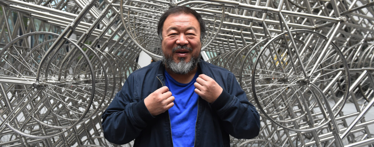 Artista Ai Weiwei frente a una instalación de metal