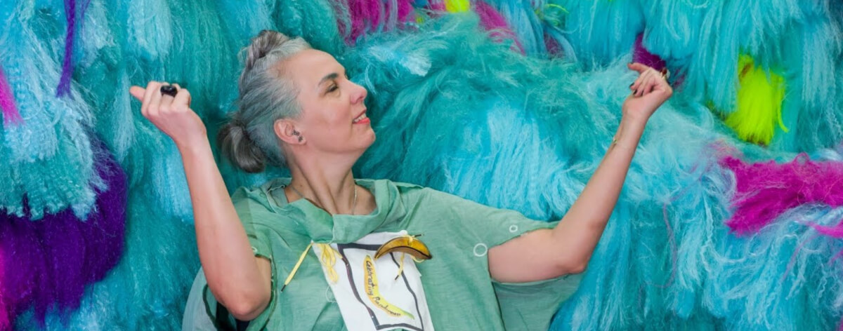 Artista Shoplfiter en su Instalación Neverscape hecha con cabello