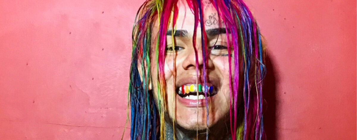 Retrato El rapero Tekashi con el cabello de colores