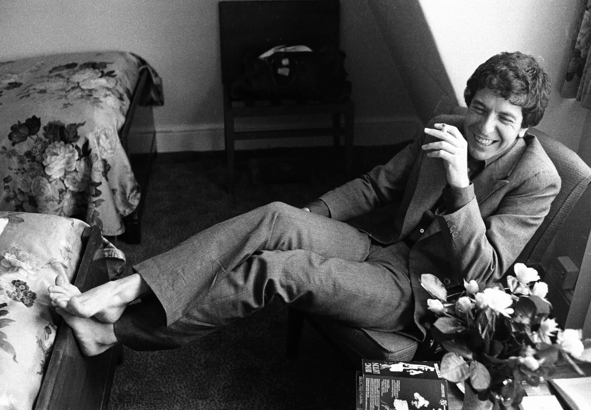 Leonard Cohen sentado y fumando