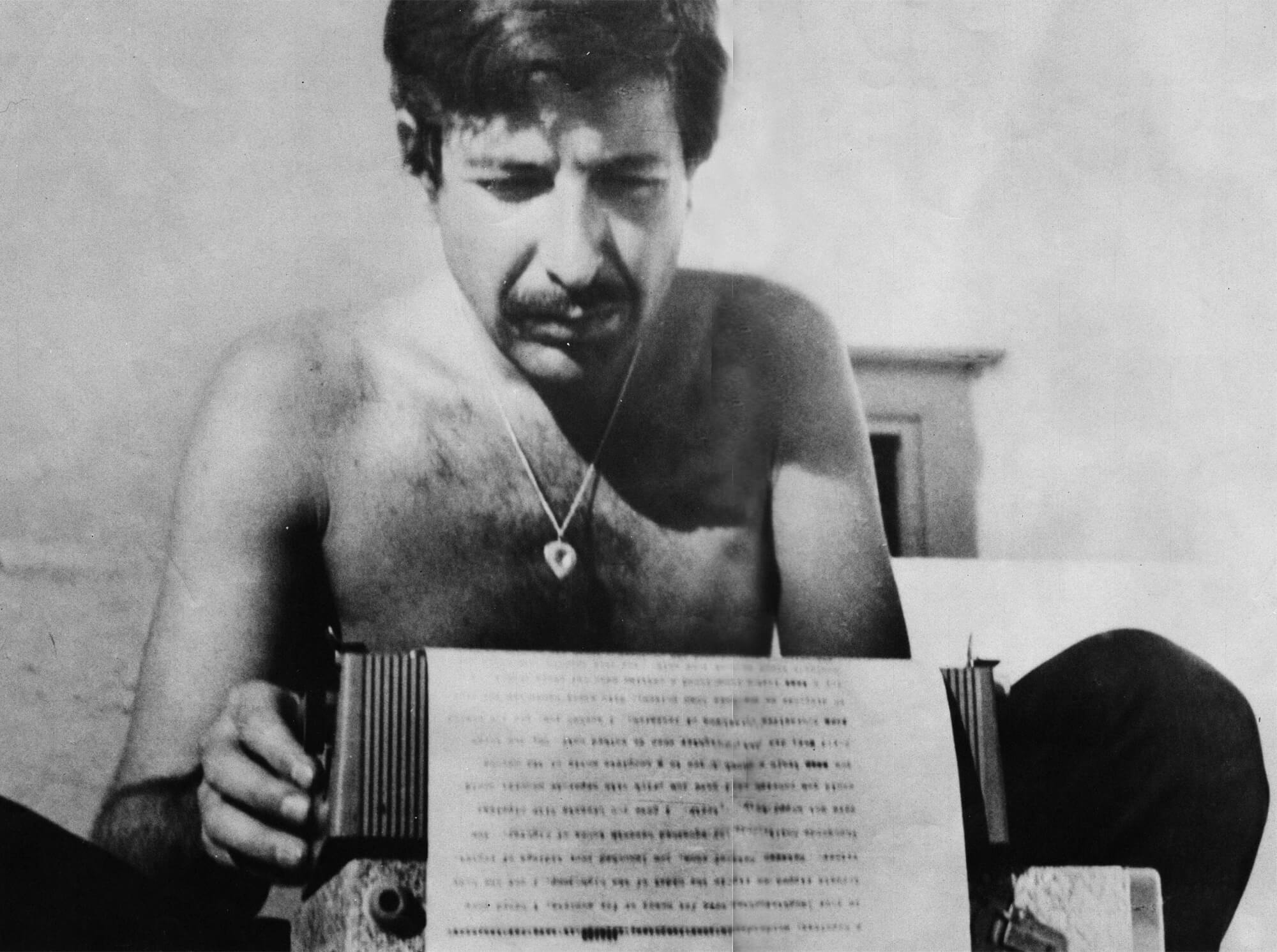 Fotografía de Leonard Cohen joven escribiendo 