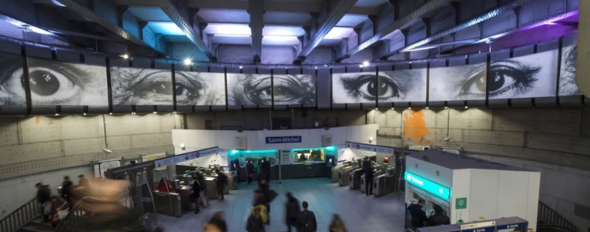 Instalación fotográfica de el artista JR en el metro de París