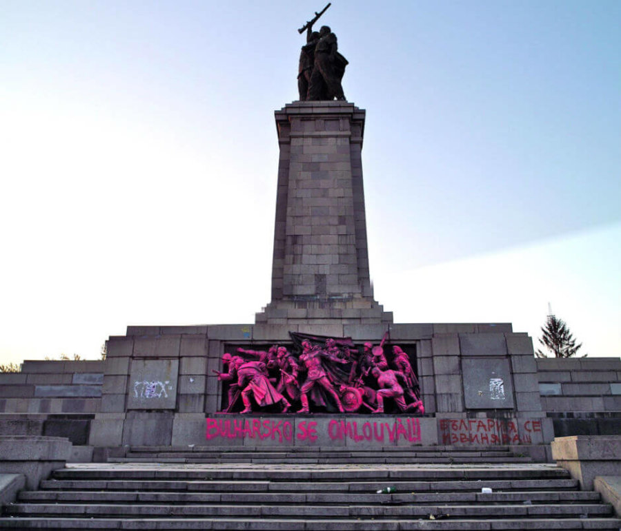 Monumento soviético vandalizado de Rusia en Sofía