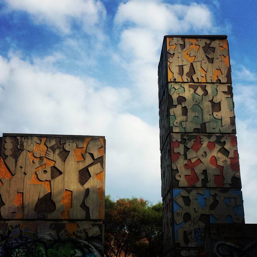 Murales geométricos de Carlos Mérida sobre edificios del Multifamiliar Juárez