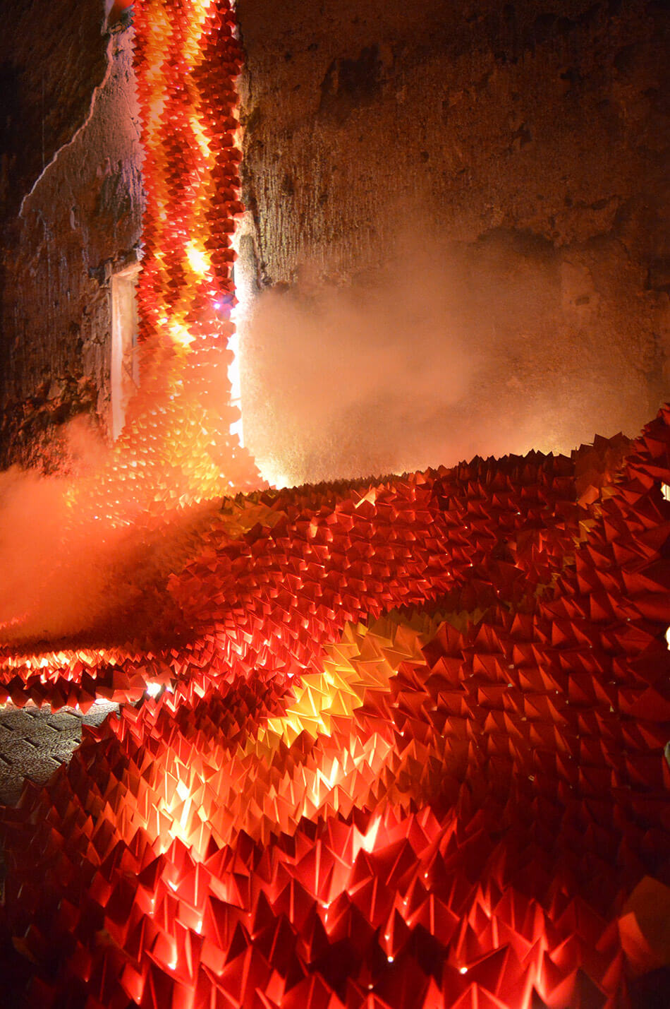 Las calles de Cataluña se iluminan con ríos de lava de origami - All City Canvas