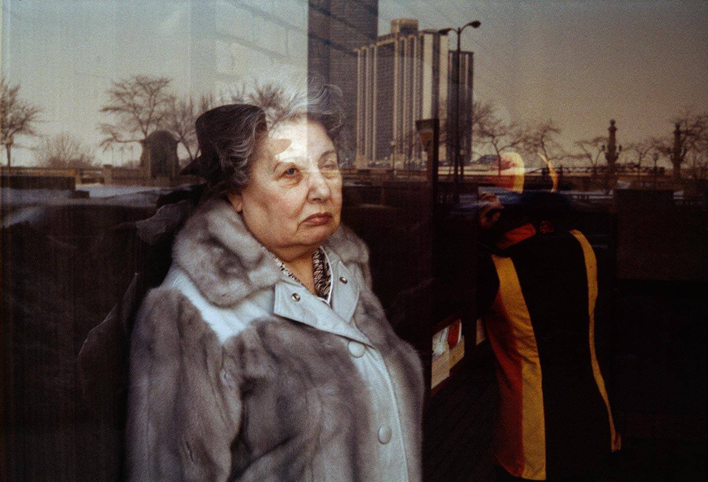 Parte de los retratos urbanos a color de Vivian Maier