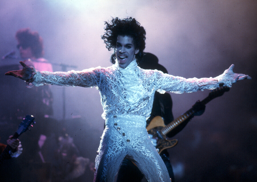 Foto de Prince en un concierto - Universal Pictures prepara musical de Prince