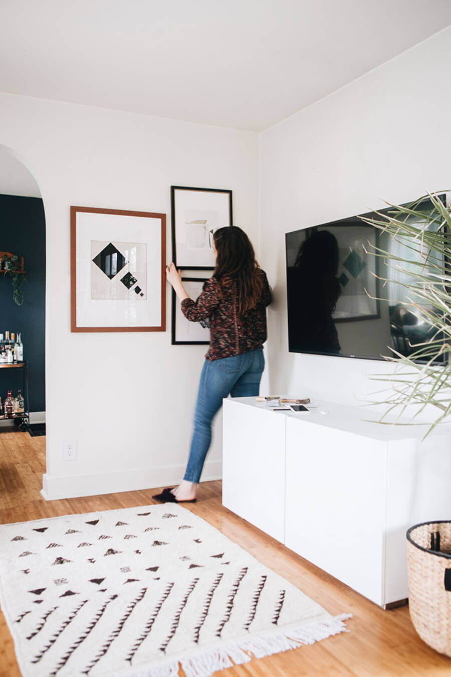 Fotografía de persona decorando su hogar