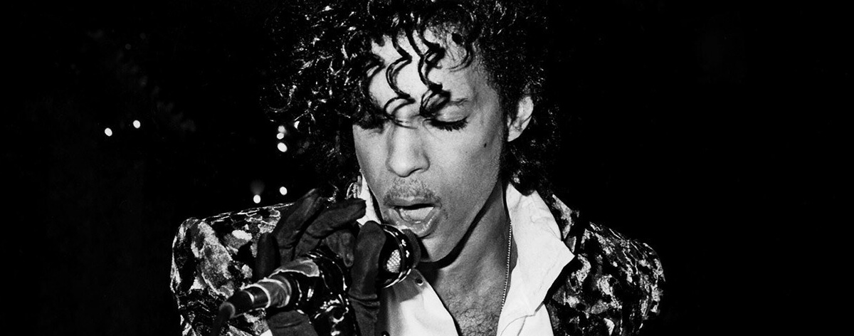 Fotografía en blanco y negro de Prince