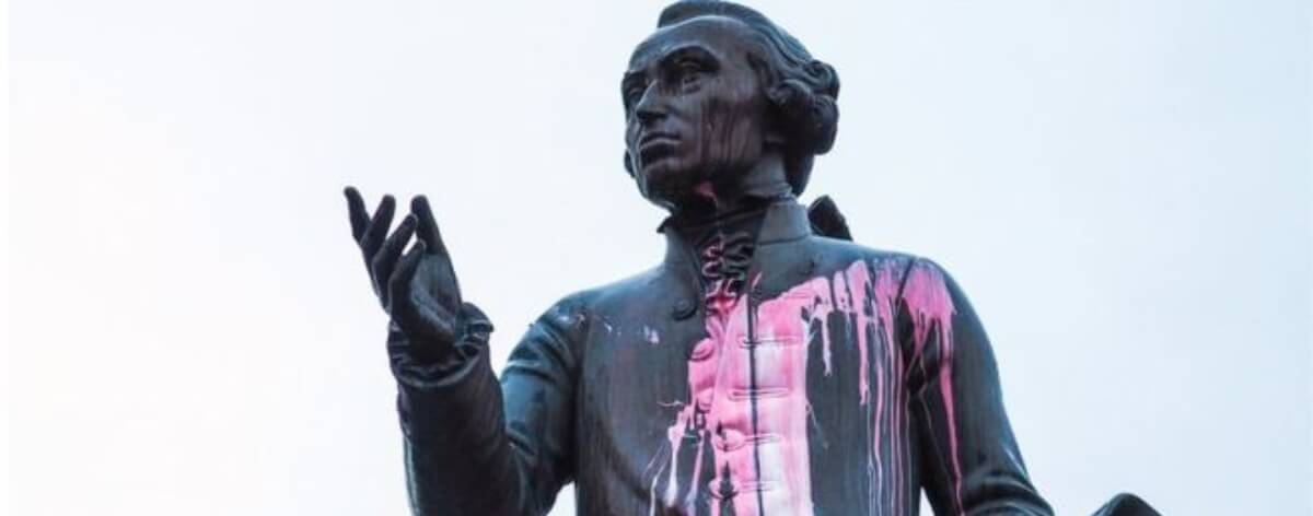 Monumento a Kant es atacado por manifestantes