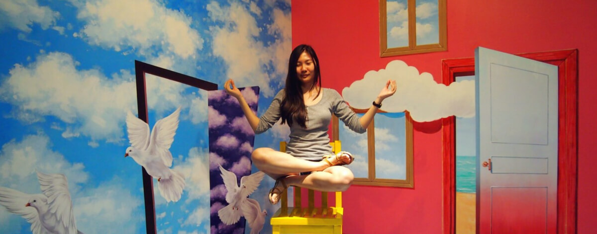 Mujer sentada como levitando en una de las instalaciones del Trick Eye Museum en Corea - El primer museo de realidad virtual en México