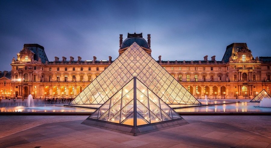 Pirámide de Cristal en el Museo del Louvre en París