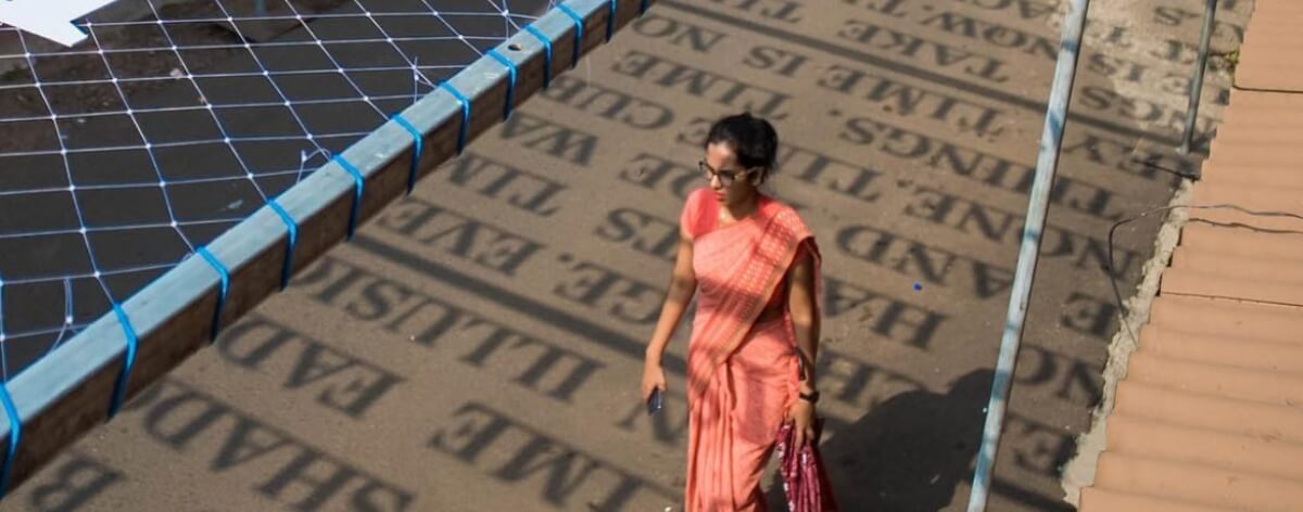 Instalaciones con letras y luz solar en la India por DAKU