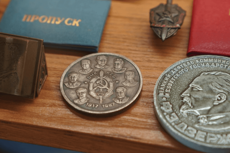 Accesorios de espia exhibidos en KGB Espionage Museum