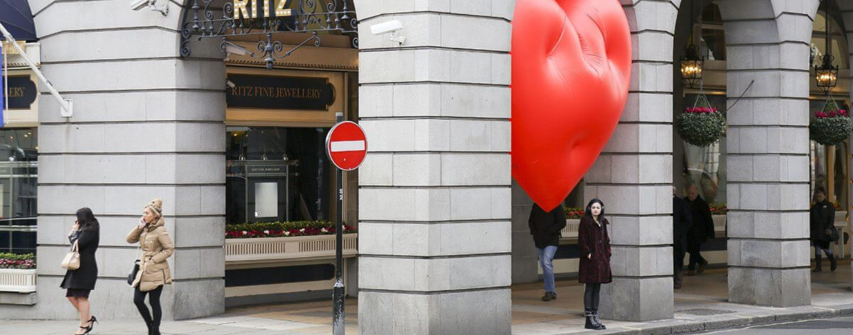Instalación de globos rojos de corazón en Londres