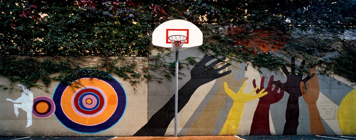 Bill Bamberger muestra los aros de basquetbol de todo el mundo