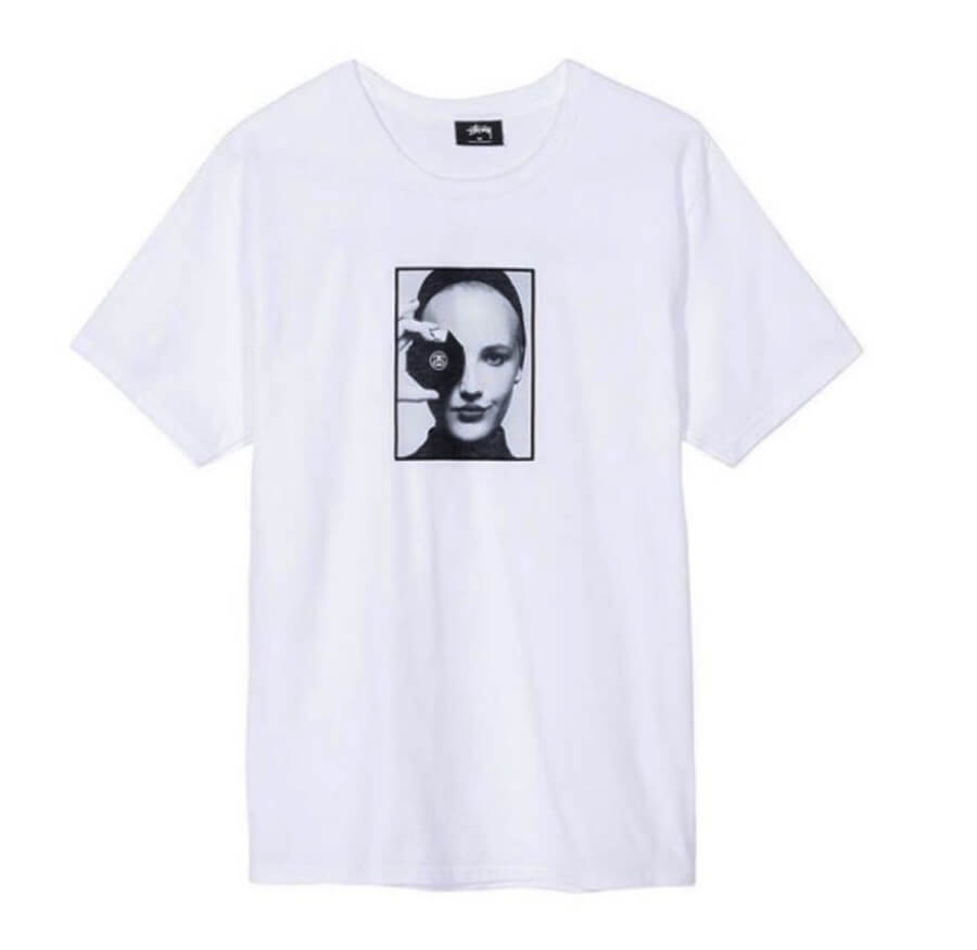 Stüssy rinde homenaje a Karl Lagerfeld con esta camiseta