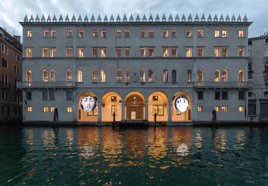 Fornasetti se apodera de estos almacenes en la Bienal de Arte en Venecia