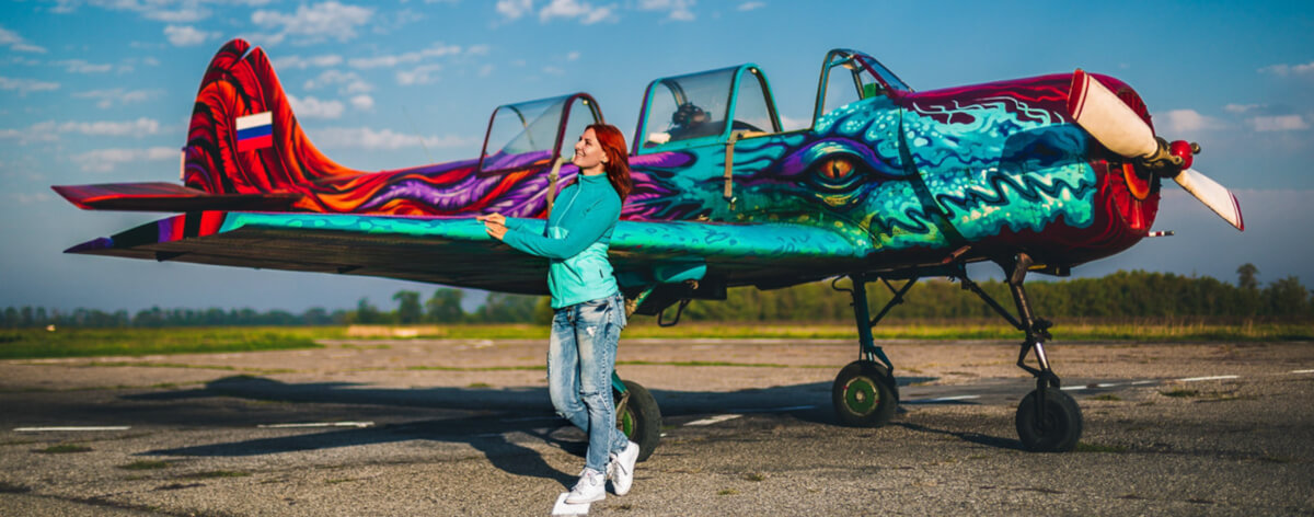 Gooze Art interviene un avión con un graffiti de dragón