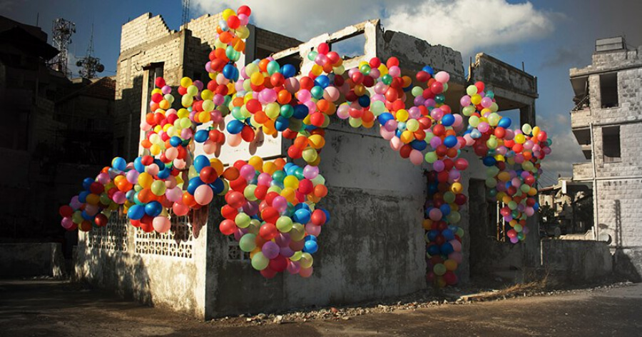instalación con globos de ALya Art Studio sobre Siria