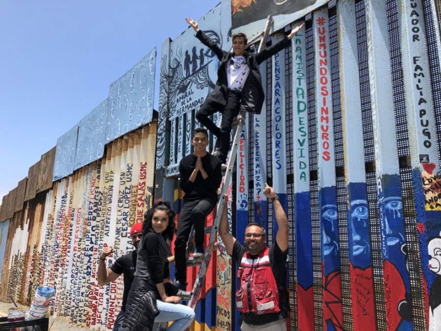Enrique Chiu y 3,800 voluntarios crean mural gigante