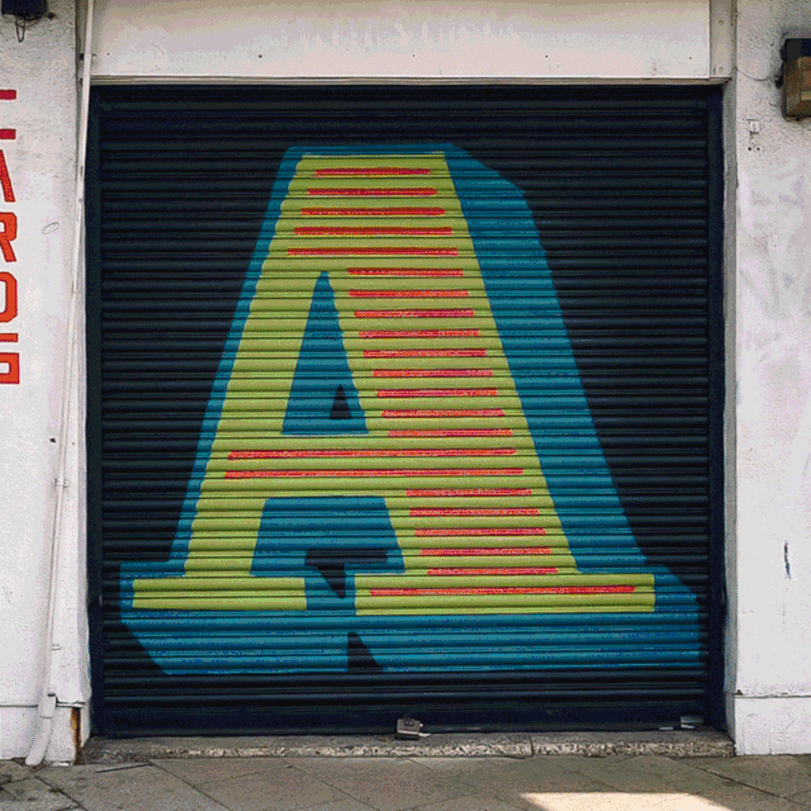 Ben Eine pinta alfabeto en Londres