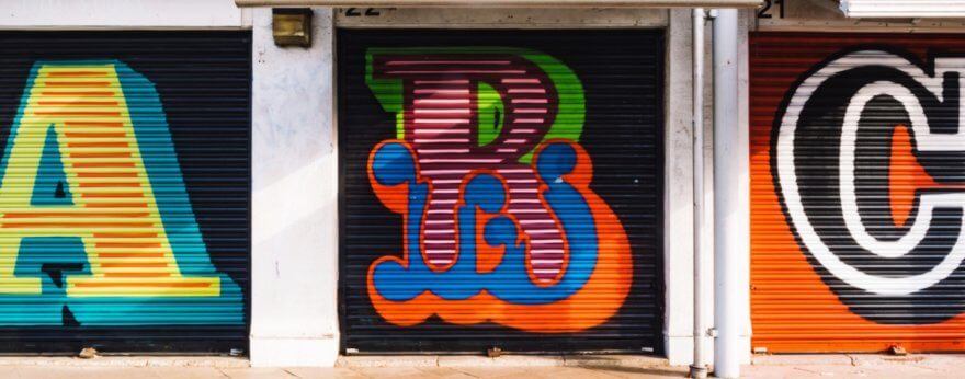 Ben Eine pinta el alfabeto en 40 cortinas de Londres